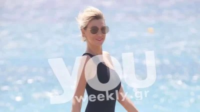 Με εμπριμέ πιτζάμα σετ στα στενά της Μυκόνου - Η ανατρεπτική εμφάνιση της Σάσας Σταμάτη σε πρωινή της βόλτα