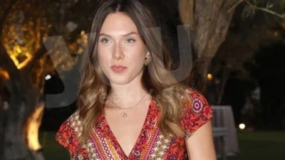 Με μαύρο μπικίνι και αλυσίδα σώματος - Η πόζα της Αφροδίτης Λιάντου πάνω σε μαύρο φουσκωτό σκάφος
