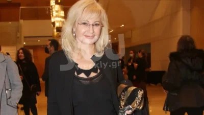 Έτσι όπως δεν την έχουμε ξανά δει: Βίντεο με την Αγγελική Νικολούλη να πίνει και να τραγουδά σε μαγαζί της Πάρου