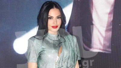 Δεν μας δείχνει το πρόσωπό του - Η Αλεξανδράκη δίνει κρυφά φιλιά στον μέλλοντα σύζυγό της