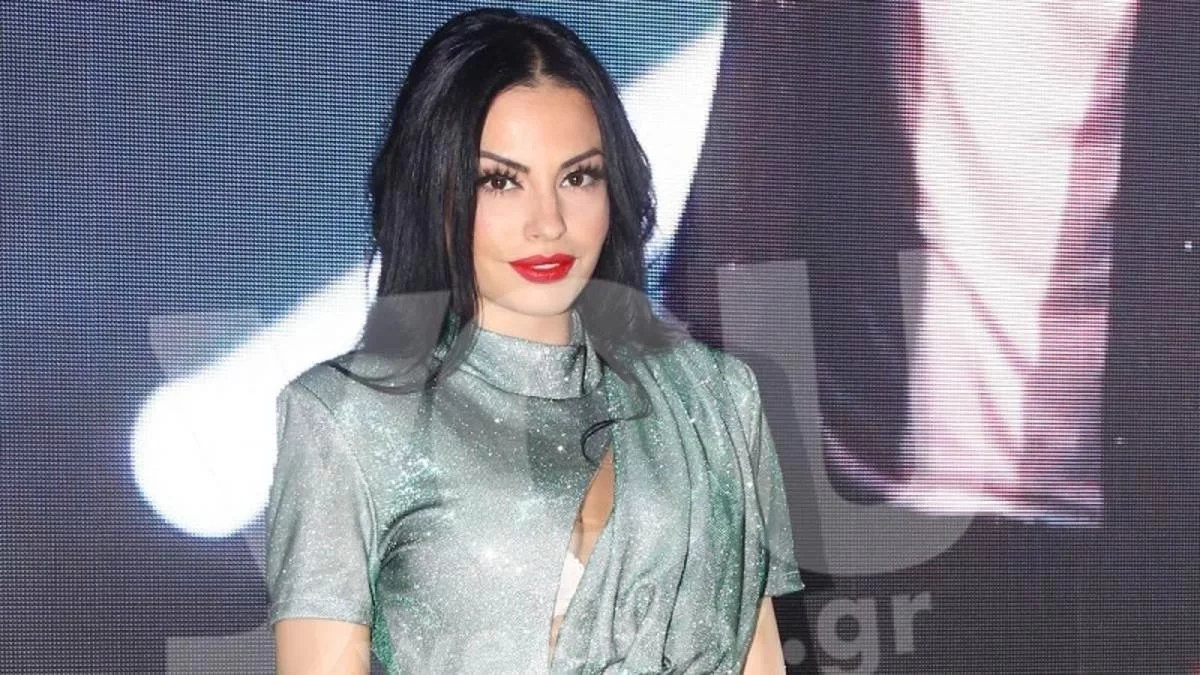 Δεν μας δείχνει το πρόσωπό του - Η Αλεξανδράκη δίνει κρυφά φιλιά στον μέλλοντα σύζυγό της