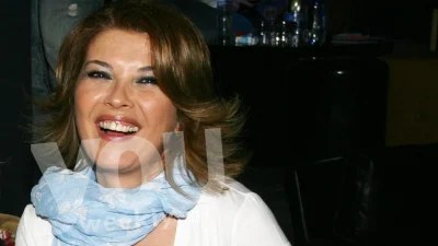 Με ριγέ μπικίνι αλλά όχι στην Πάρο - Η Σοφία Αλιμπέρτη έβαλε ''φωτιές'' και σε άλλο νησί των Κυκλάδων
