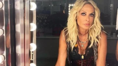 Τι φοράει η 64χρονη Άννα Βίσση; Το all day look της, στους δρόμους της Αθήνας