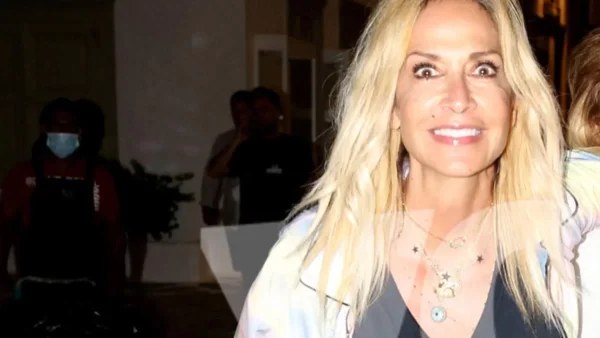 Με πράσινο τουρμπάνι στα μαλλιά - ''Ξεκαρδίστηκε'' η Άννα Βίσση αγκαλιά με την αδερφή της Νίκη