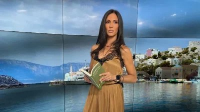Με μαύρο ολόσωμο μαγιό μπροστά από τα βράχια - Η τελευταία βουτιά της Ανθής Βούλγαρη πριν την επιστροφή στο "γυαλί"