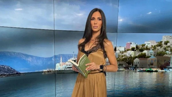 Με μαύρο ολόσωμο μαγιό μπροστά από τα βράχια - Η τελευταία βουτιά της Ανθής Βούλγαρη πριν την επιστροφή στο "γυαλί"