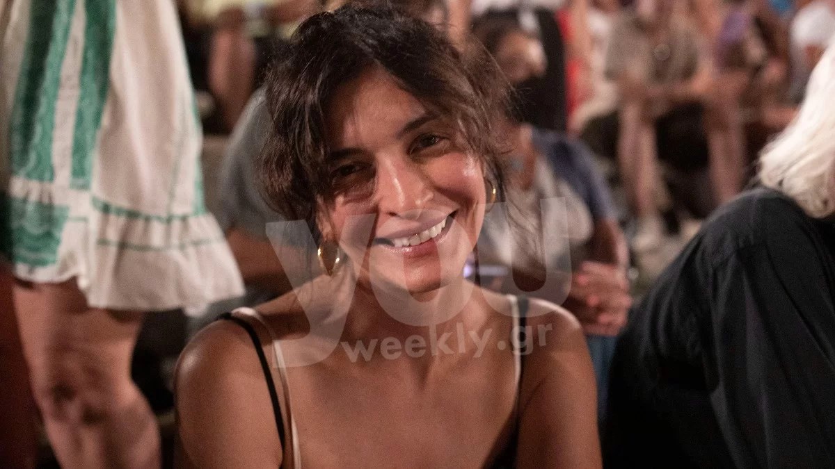 Με αέρινο μαύρο και πιασμένα μαλλιά - Μονοπώλησε τα βλέμματα στην Επίδαυρο η Αντιγόνη Κουλουκάκου
