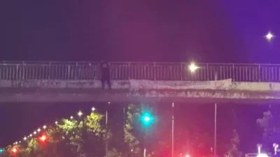 Θεσσαλονίκη: Άνδρας απειλούσε πως θα αυτοκτονήσει πέφτοντας από γέφυρα στην παραλιακή