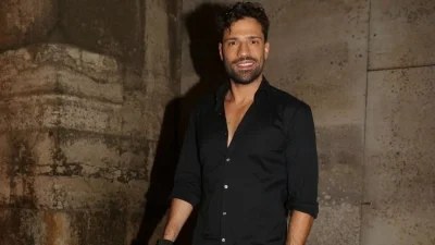 Δαμάζει τα κύματα της Λευκάδας ο Κωνσταντίνος Αργυρός - Ημίγυμνος στη σανίδα σαν επαγγελματίας σέρφερ
