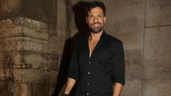 Δαμάζει τα κύματα της Λευκάδας ο Κωνσταντίνος Αργυρός - Ημίγυμνος στη σανίδα σαν επαγγελματίας σέρφερ
