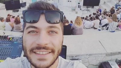 Δεν έχει κλείσει τα δύο και μαθαίνει τα ζώα - Η τρυφερή στιγμή του Θανάση από το Ευτυχισμένοι Μαζί με τον γιο του