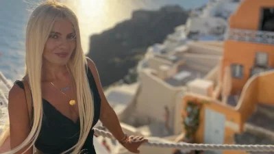 Άφησε το ξανθό και είναι άλλος άνθρωπος - Με μαύρο μικροσκοπικό μπικίνι στην πισίνα η Ασημίνα Ουστάλλι