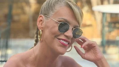 Με τσάντα Ελλήνων σχεδιαστών, τις πλατφόρμες που έχουν όλες οι celebrities και λευκό, mini φόρεμα, η Σάσα Σταμάτη στη Χίο (photo)