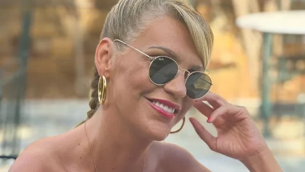Με τσάντα Ελλήνων σχεδιαστών, τις πλατφόρμες που έχουν όλες οι celebrities και λευκό, mini φόρεμα, η Σάσα Σταμάτη στη Χίο (photo)