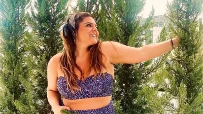 Έτσι σηκώνει τα "οικογενειακά της βάρη" - Η φωτογραφία της Μπάρκα με τον γιατρό της Σερίφου που κάνει τον γύρο του διαδικτύου