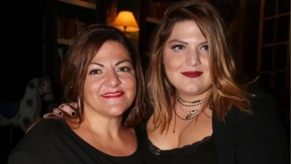 Δεν την αφήνει σε ησυχία - Η επική φάρσα της Δανάης Μπάρκα στη Σταυροπούλου μέσα στα σκοτάδια