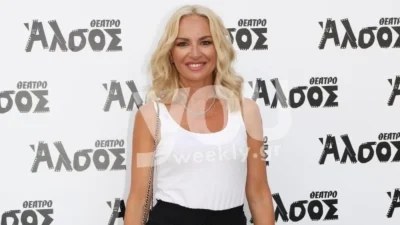 Με ριγέ μαγιό και κορμί λαμπάδα - Η Μαρία Μπεκατώρου πόζαρε στα καταγάλανα νερά με ιδιαίτερη παρέα