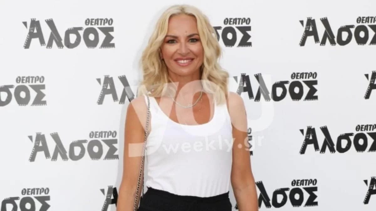 Με ριγέ μαγιό και κορμί λαμπάδα - Η Μαρία Μπεκατώρου πόζαρε στα καταγάλανα νερά με ιδιαίτερη παρέα