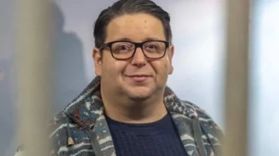 Καμία σχέση με τον Τόλη του Σασμού - Με κοντή βερμούδα και ψηλές κάλτσες ο Μπίρκος σε βραδινή του έξοδο