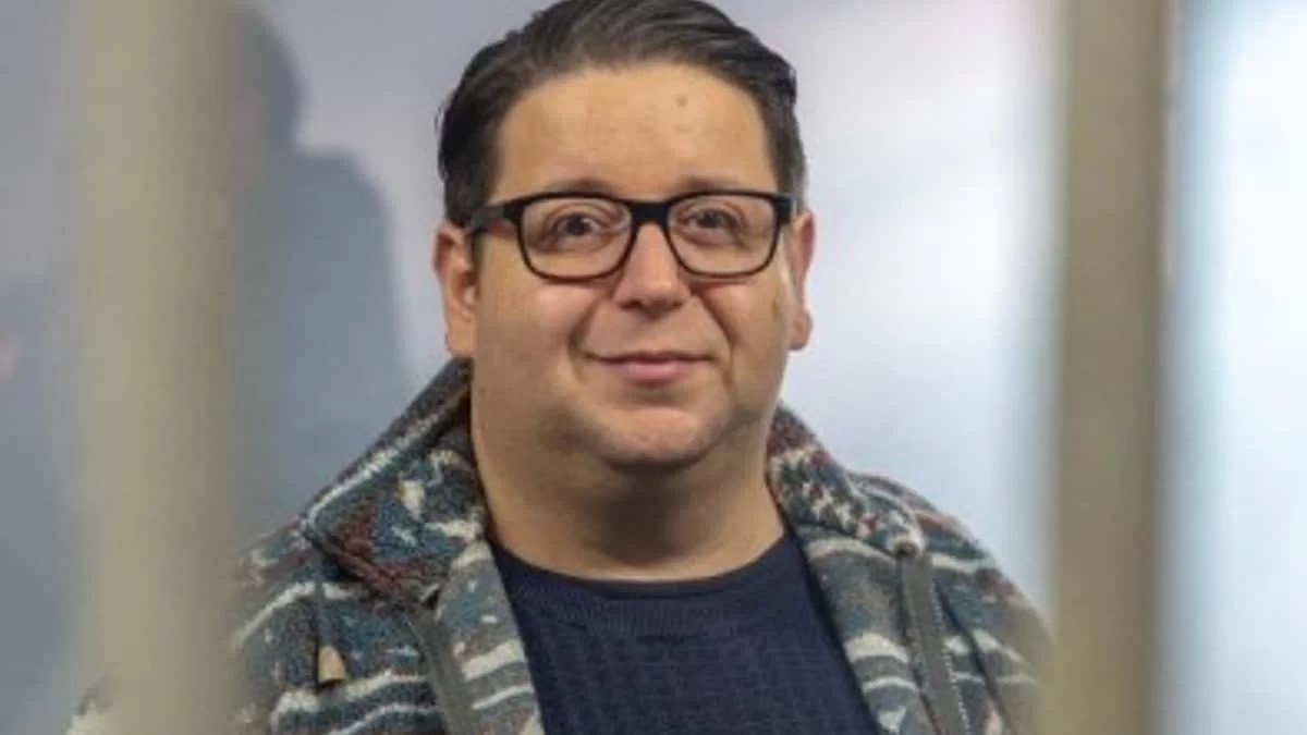 Καμία σχέση με τον Τόλη του Σασμού - Με κοντή βερμούδα και ψηλές κάλτσες ο Μπίρκος σε βραδινή του έξοδο