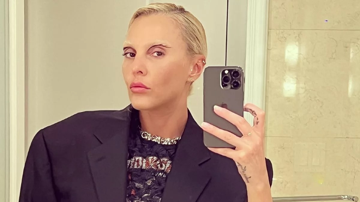 Με τσάντα Prada, αξίας 1.550 ευρώ και τις μπότες που κάνουν θραύση, η Τάμτα σε μία από τις πιο στιλάτες εμφανίσεις της
