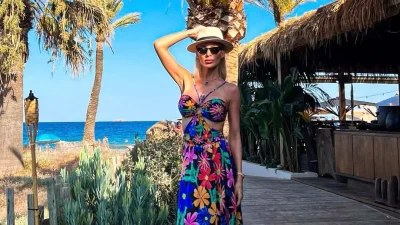 Με κατακκόκινο κραγιόν και λεοπάρ κιμονό πάνω από το μαγιό της - H Καινούργιου έκανε "χαμό" στη Μύκονο