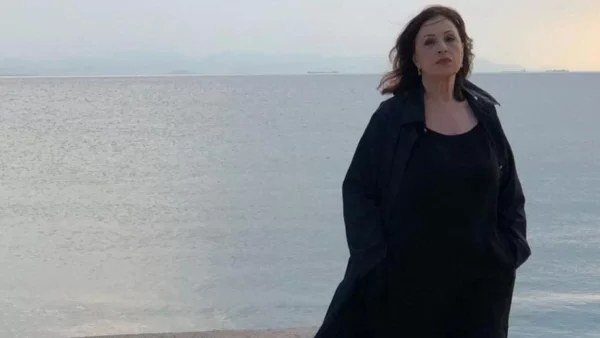 Έτσι όπως δεν την έχουμε ξανά δει - Η Χάρις Αλεξίου με τεράστιο ψάθινο καπέλο και φλοράλ πουκάμισο