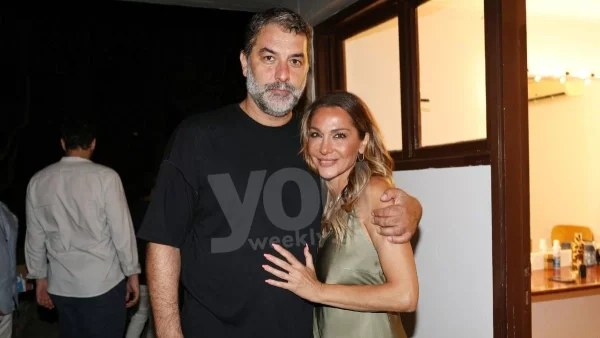 Για ουζάκι με την κουνιάδα της - Η Δέσποινα Βανδή αγκαλιά με την αδερφή του Βασίλη Μπισμπίκη δίπλα στο κύμα