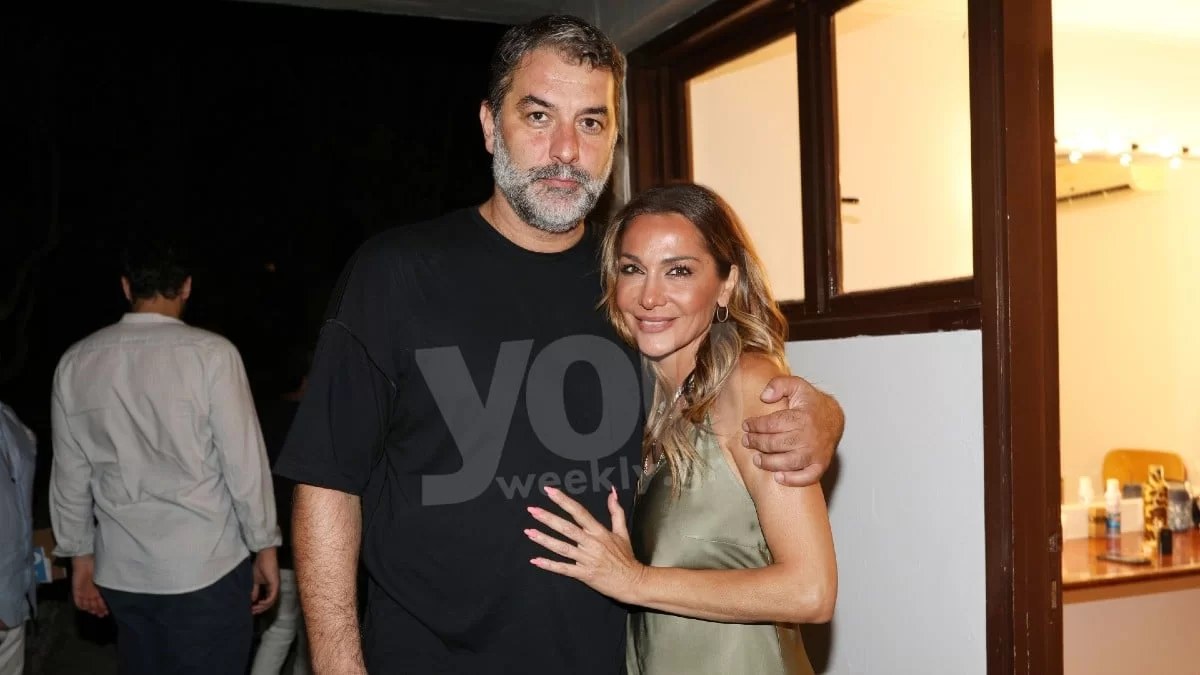 Για ουζάκι με την κουνιάδα της - Η Δέσποινα Βανδή αγκαλιά με την αδερφή του Βασίλη Μπισμπίκη δίπλα στο κύμα