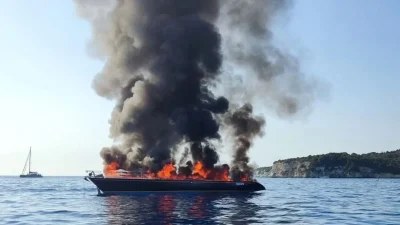 Μεγάλη φωτιά σε ιστιοφόρο σκάφος ανοιχτά των Αντίπαξων