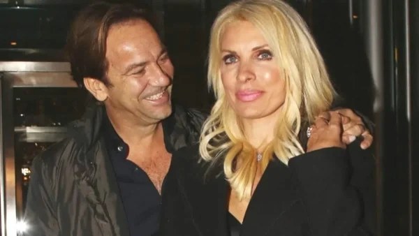 Κατέβηκαν από το σκάφος τους και πόζαραν αγκαλιά - Η σπάνια φωτογραφία της Ελένης Μενεγάκη με τον Ματέο Παντζόπουλο