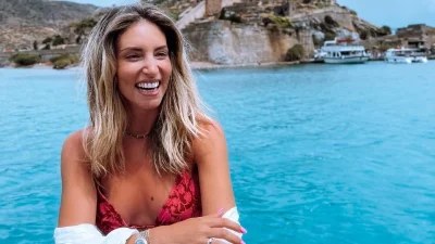 2.150 ευρώ κοστίζει η ψάθινη, Saint Laurent τσάντα της Αθηνάς Οικονομάκου - Τράβηξε όλα τα βλέμματα στη Μύκονο με το αστραφτερό τοπ