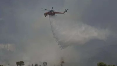 Επεκτείνεται η φωτιά στη Νέα Πέραμο - Εκκενώνεται και άλλη περιοχή