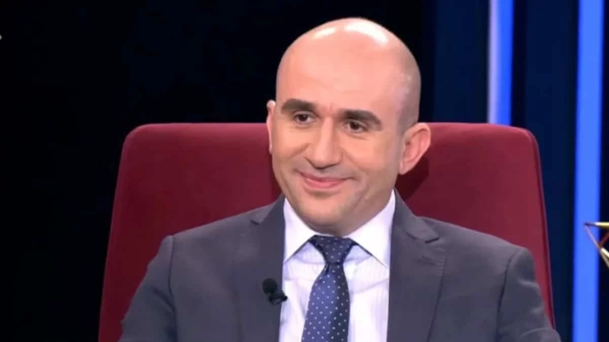 Στιγμές ευτυχίας για τον Γρηγόρη Λέων: Οικογενειακές διακοπές στη Ρόδο με τη σύζυγό του και τον γιο τους