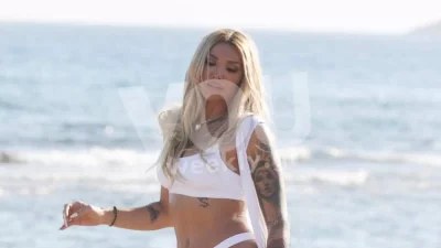 Αγνώριστη η Αγγελική Ηλιάδη - Με καστανό μαλλί και πράσινο μπικίνι στο πλευρό του μικρού της γιου