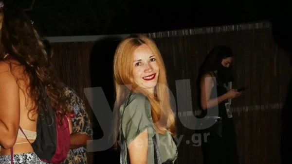 Με μπλε καπέλο και μαύρα γυαλιά ηλίου - Η Ιωάννα Παππά πλέει σε πελάγη ευτυχίας στην αγκαλιά του 3χρονου γιου της