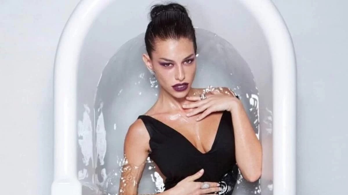 "Άναψε φωτιές" με το ολόσωμο μαγιό της και το σκίσιμο στην κοιλιά - Πιο καυτή από ποτέ η Ειρήνη Στεργιανού