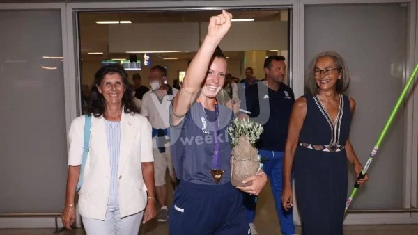 Σε πανηγυρικό κλίμα η άφιξη της Ελίνας Τζένγκο στην Ελλάδα - Αποθεώθηκε το ''χρυσό'' κορίτσι του ακοντίου