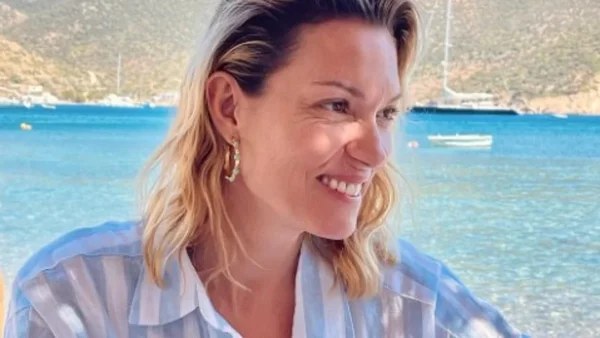 Κορμί λαμπάδα και κοιλιακοί που βγάζουν μάτι - Με μαύρο μπικίνι πριν την πρεμιέρα του GNTM 5 η Καγιά
