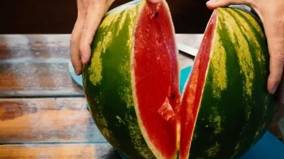 Μεγάλη προσοχή: Γιατί πρέπει πάντα να σηκώνετε το καρπούζι πριν το αγοράσετε