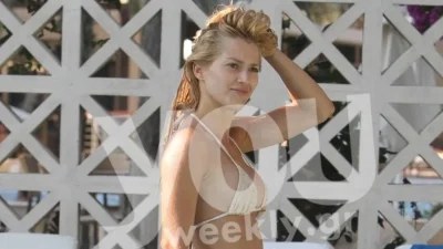 Με μακρύ κοραλί φόρεμα, σκίσιμο και χρυσή λεπτομέρεια - Εκθαμβωτική η Καρύδα στη νέα της εμφάνιση