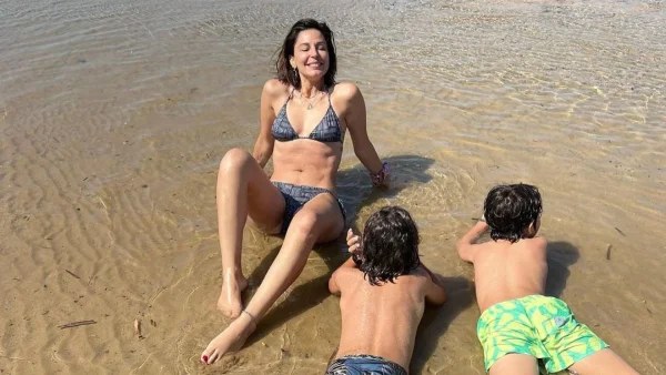 Είναι κάτω από τους φοίνικες μαζί με τα παιδιά της - Φωτογραφίες από τις φαντασμαγορικές διακοπές της Παπουτσάκη στη Σητεία