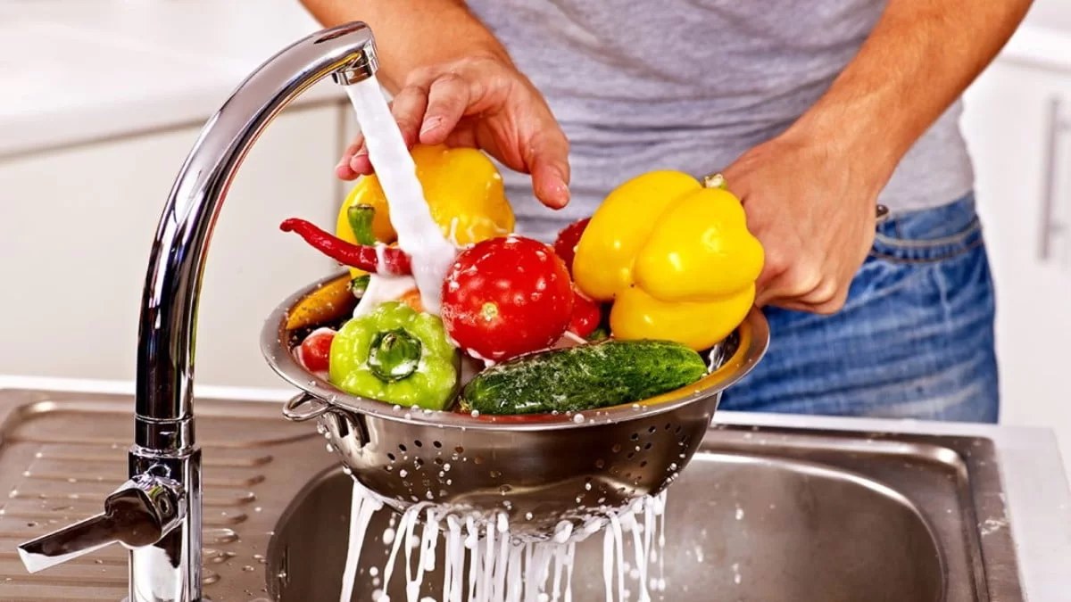Πλύντε τα φρούτα και τα λαχανικά με λευκό ξύδι και ακόμα 1 υλικό - Ο συνδυασμός που λίγοι γνωρίζουν αλλά κάνει θαύματα