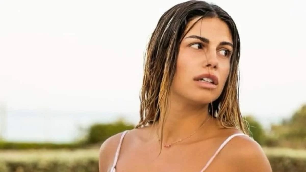 Έριξε τις τιράντες του σουτιέν - Προκαλεί ''χαμό'' με τις αναλογίες και το καυτό μπικίνι της η Κεφαλά