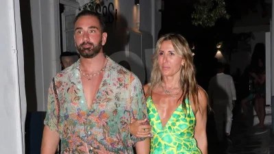 Δεν τον αφήνει σε ησυχία - Τα "βασανιστήρια" της Πηγής Δεβετζή στον Νίκο Κοκλώνη πρωί πρωί στη Μύκονο