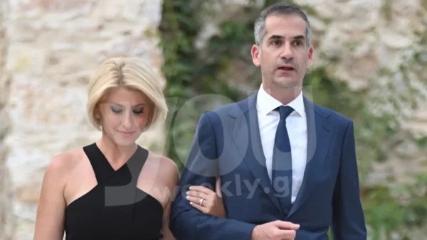 Η Σία είναι 42 ετών, ενώ ο σύζυγος της... - Η διαφορά ηλικίας της Κοσιώνη με τον Κώστα Μπακογιάννη