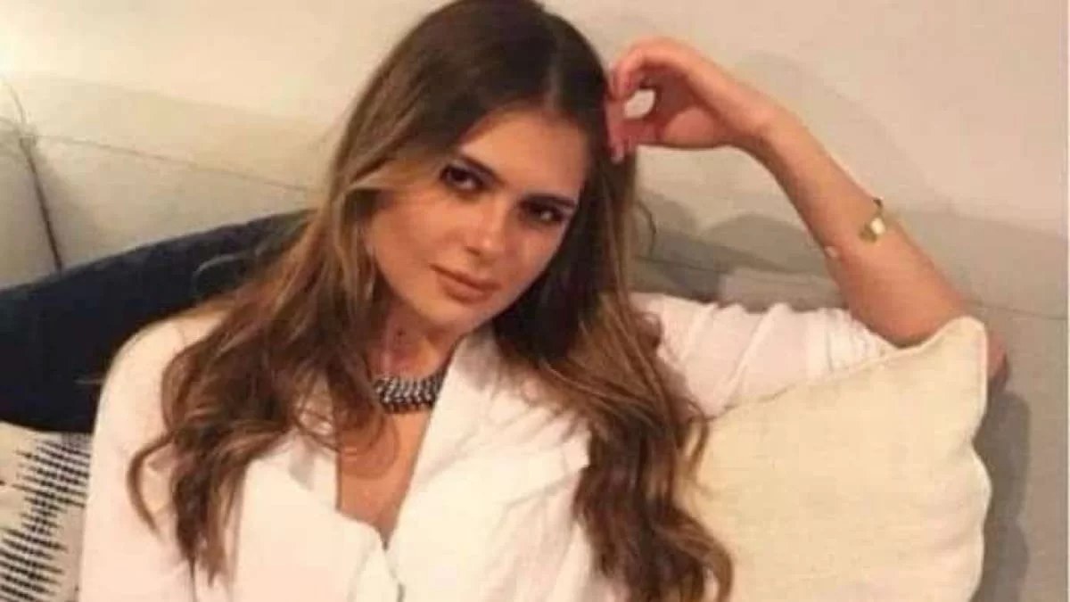 Με μαύρο δαντελένιο φόρεμα και αβυσσαλέο ντεκολτέ - Η εντυπωσιακή εμφάνιση της Αμαλίας Κωστοπούλου στο Βουκουρέστι