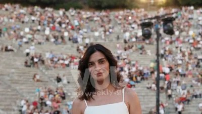 Με υπέροχο λευκό μάξι φόρεμα στην Επίδαυρο - Οι εντυπωσιακές φωτογραφίες της Αντιγόνης Κουλουκάκου