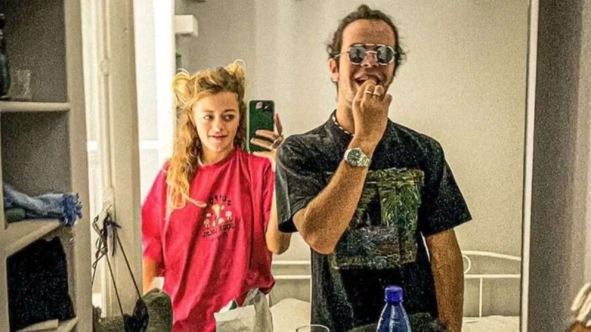 Με ροζ μικροσκοπικό μαγιό στο πλευρό του Άγγελου Λάτσιου - Η φωτογραφία της Γαίας Μερκούρη από τις διακοπές της