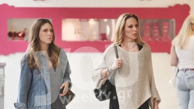 Επικρατούν οι καθρέφτες και τα φυτά εσωτερικού χώρου - Με μοντέρνες πινελιές το σπίτι που μένει η Παπούλια με τη Λιάντου